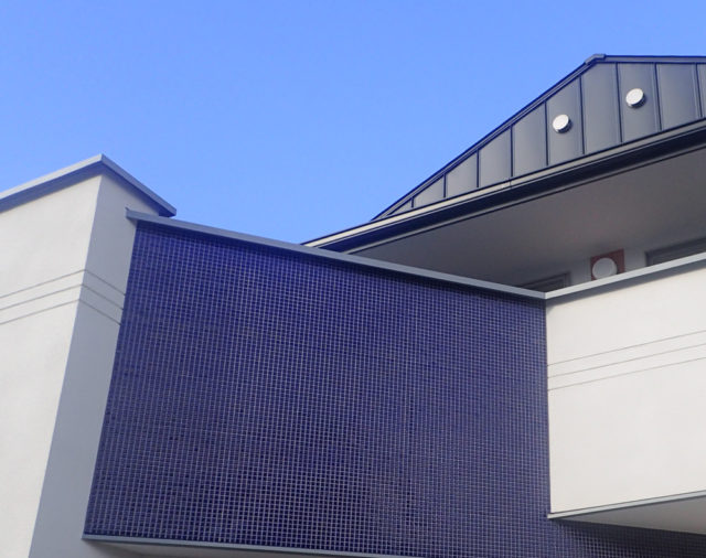 【外壁に濃紺のモザイクタイル】川越市の新築住宅の現場の画像