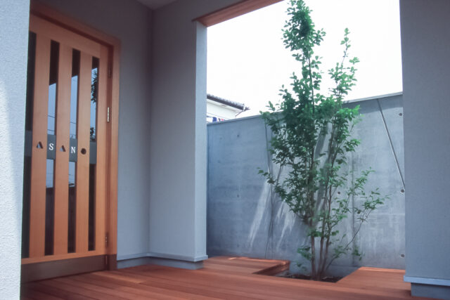 飯能市の新築木造住宅、ASANOさんの家の木製玄関ドアをデザインの画像