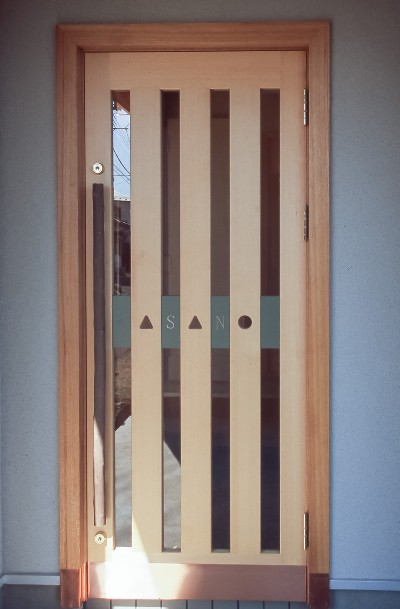 スプルス材の無垢材を使って製作した玄関木製ドア