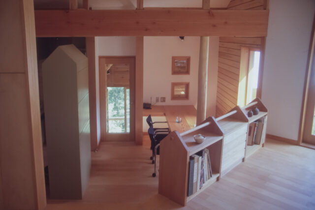 【段々畑に沿った木造住宅】美術家のためのアトリエ兼住宅のリノベーション（東京都あきる野市）の画像