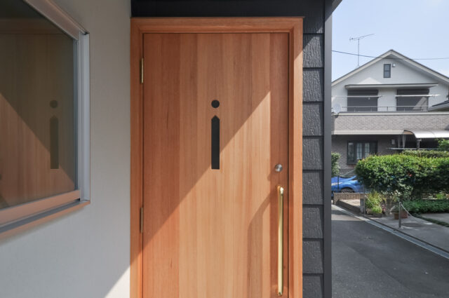 【東村山市の木造住宅】i さんの木製玄関ドアを製作の画像