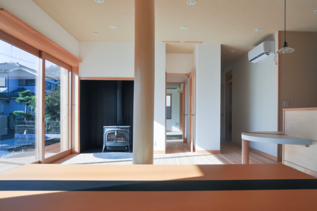 【玄関から左右振り分けの二世帯住宅】設計事務所の家づくりの画像