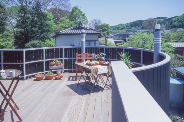 【日本瓦葺き和風モダン：大型円形バルコニーのある2世帯住宅】入間市の家づくりの画像