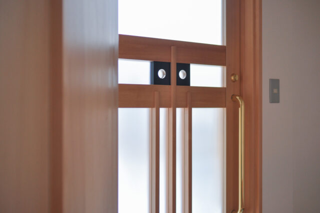 【坂戸市の新築木造2世帯住宅】「平山」さんの木製玄関扉の画像
