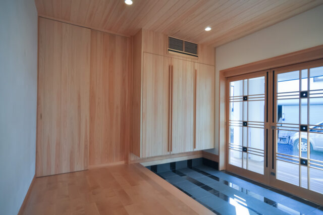 【西川材をふんだんに使った応接玄関のある二世帯住宅】設計事務所の住宅デザインの画像
