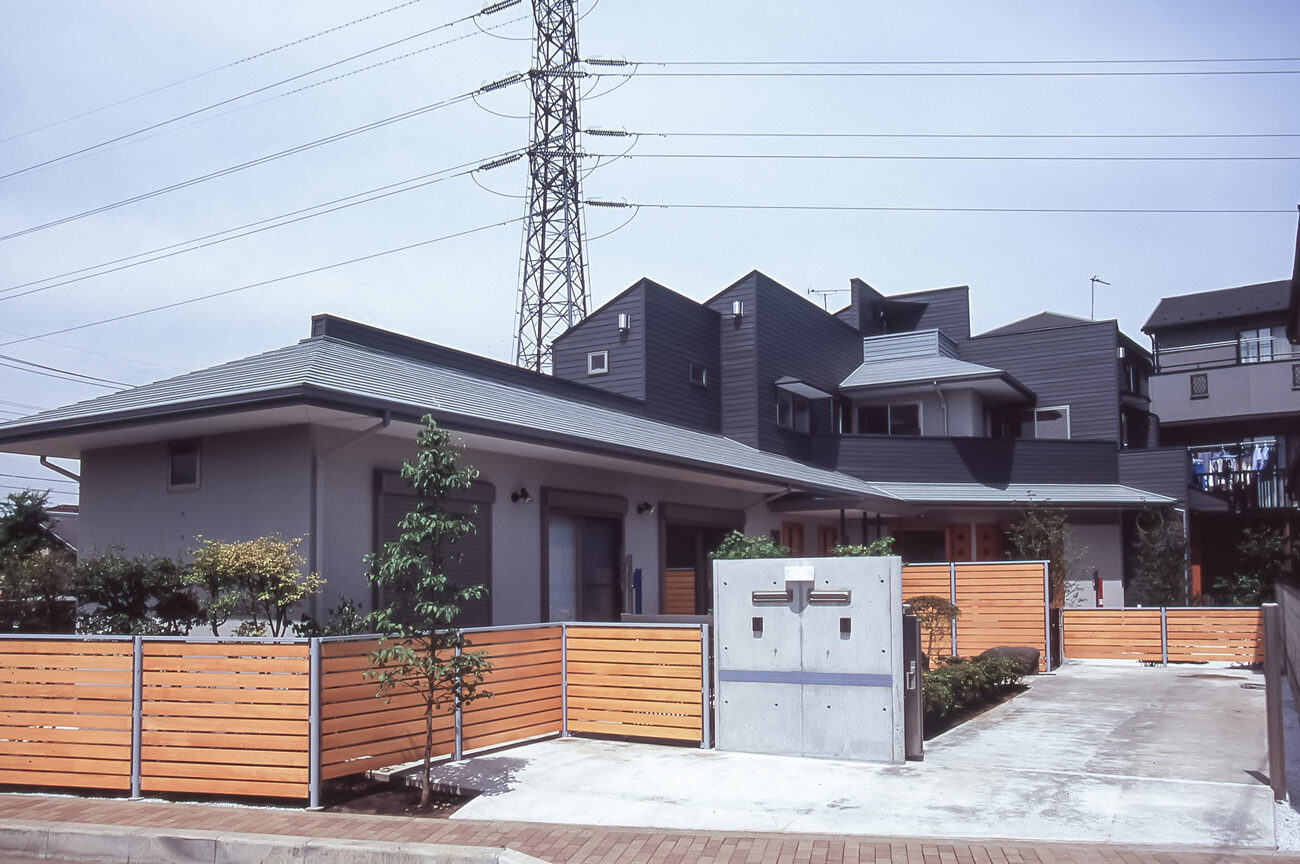 入間市藤沢の2世帯住宅。手前が平屋、奥が2階建て