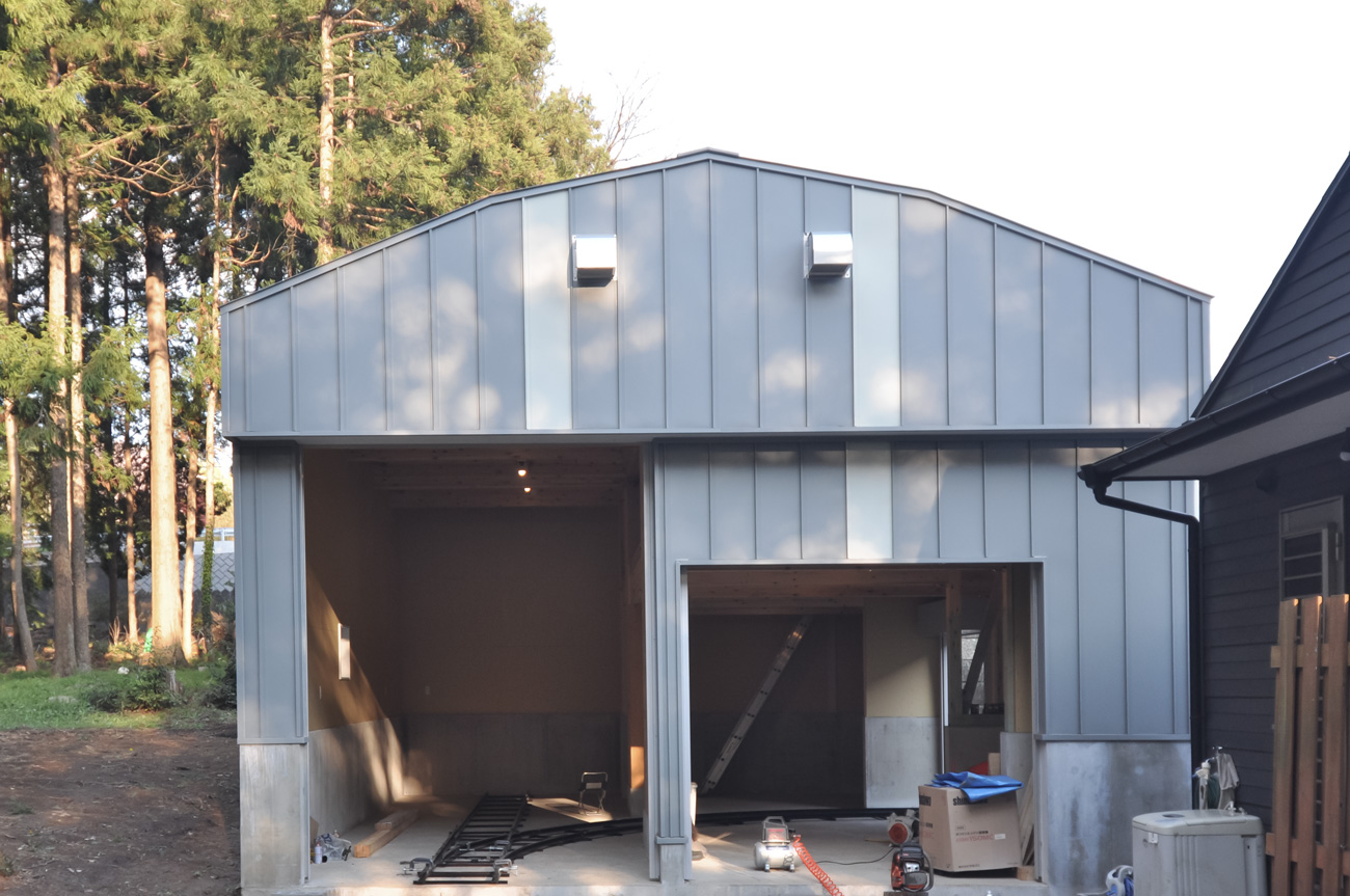 宇都宮市の母屋の裏に建つ多機能ガレージの外観