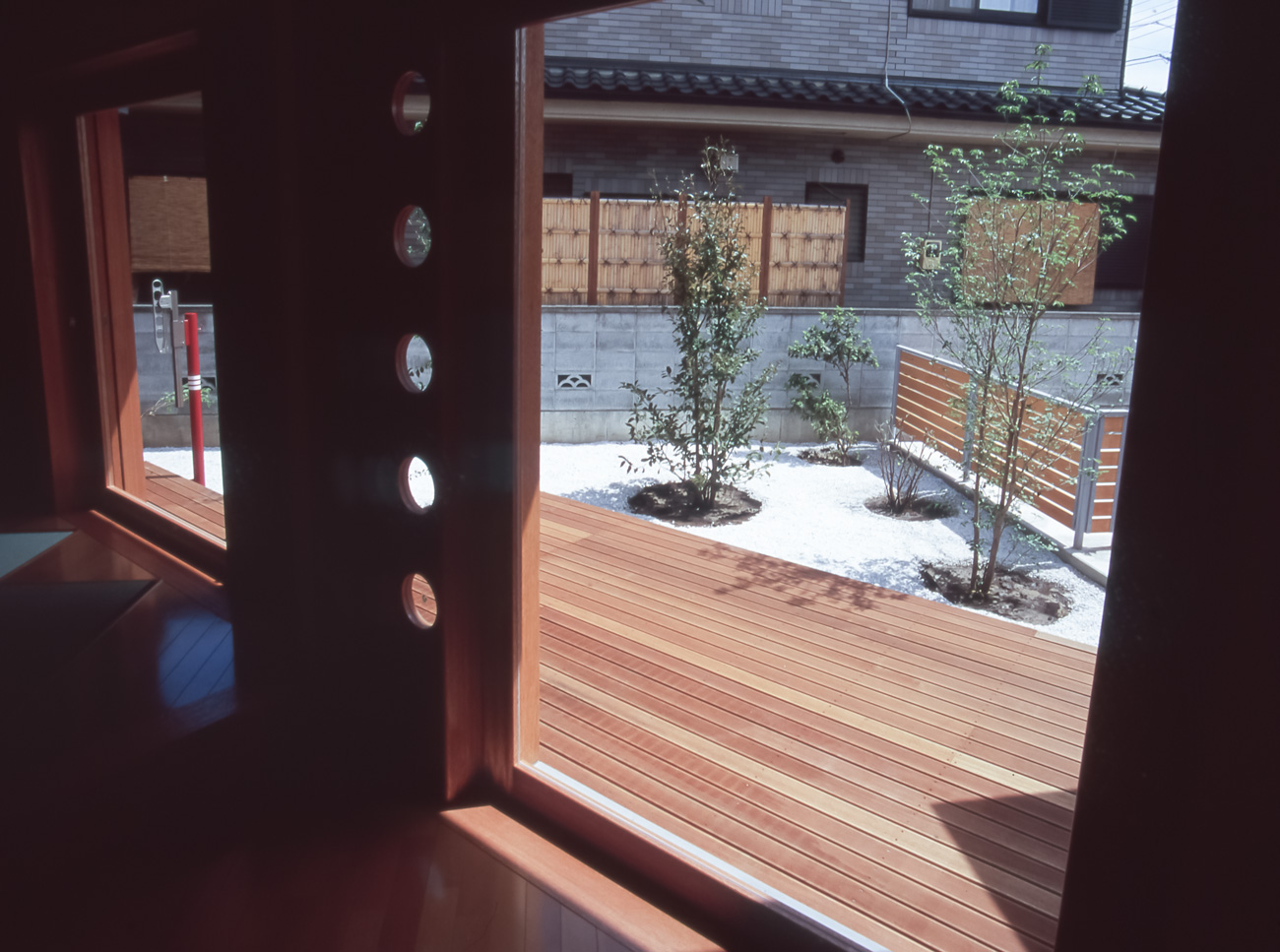リビングから見える庭の風景