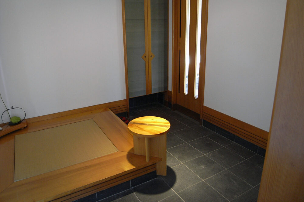 床が畳の膝をつく玄関