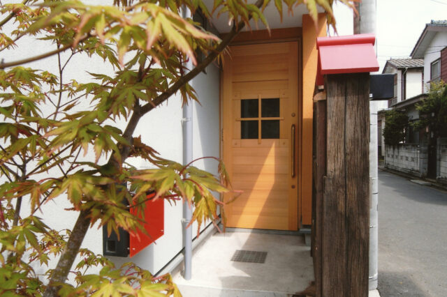 花小金井の木造新築住宅 【田代さんちのオリジナル木製玄関ドア】の画像