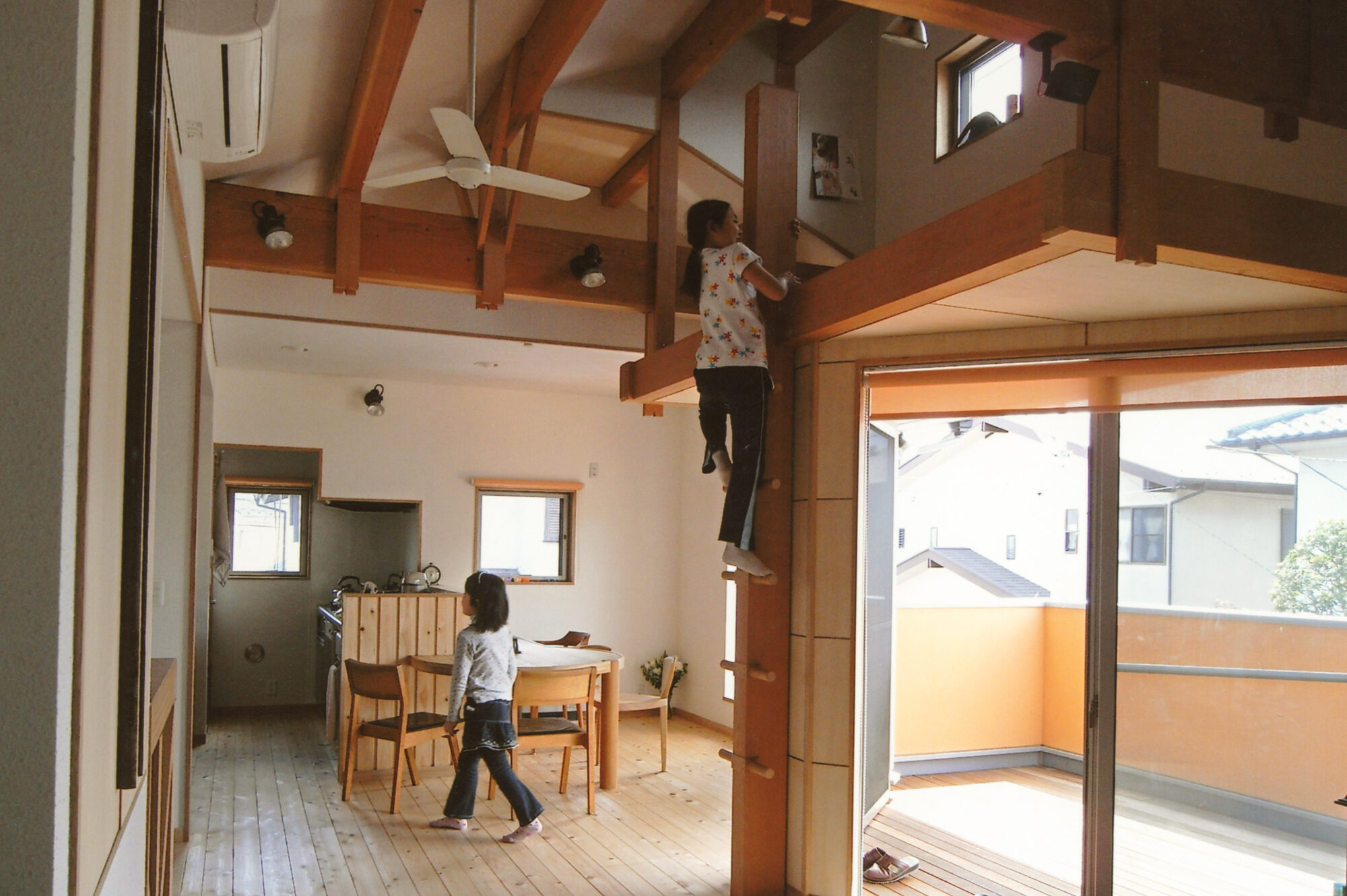 【住宅街の中の2階リビング、薪ストーブのある暮らし】新築木造住宅 花小金井の家