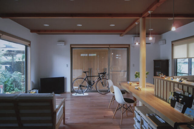 リビング & 土間空間 自転車と薪ストーブがある暮らし 入間市の家づくりの画像