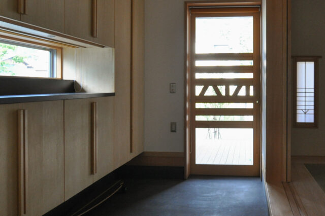 【玄関のシューズボックスの下は、空けておくと便利です②】新築木造住宅のデザインの画像