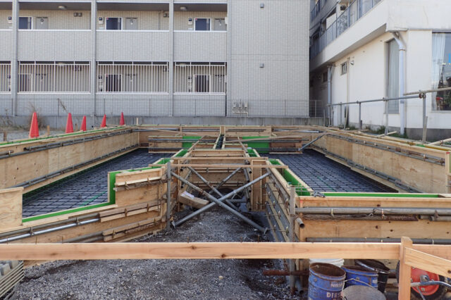 【埼玉県狭山市テナントビル「祇園スクエア」】現在、基礎工事中の画像