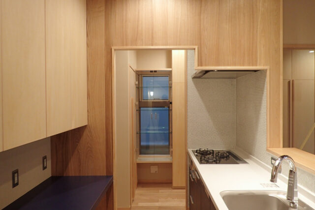 【白いガラスモザイクタイルのキッチン】 新築木造住宅の現場の画像