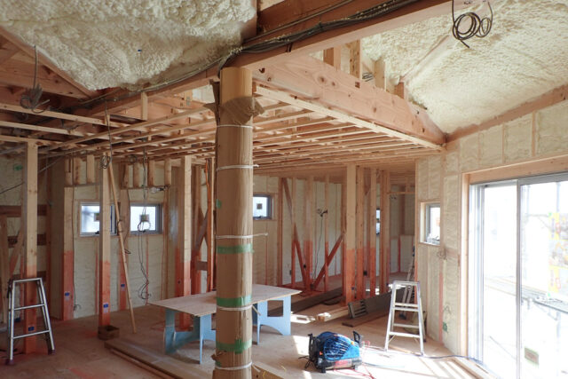 【川越の木造新築住宅の現場】断熱材 アクアフォーム施工の様子の画像