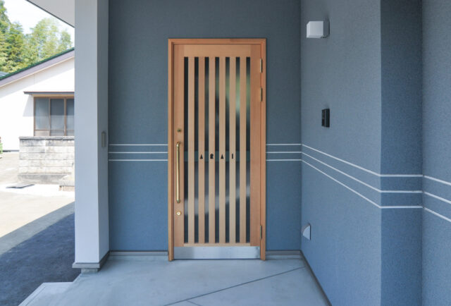 【川越市の新築木造住宅デザイン】ARAIさんのオリジナル木製玄関ドアの画像