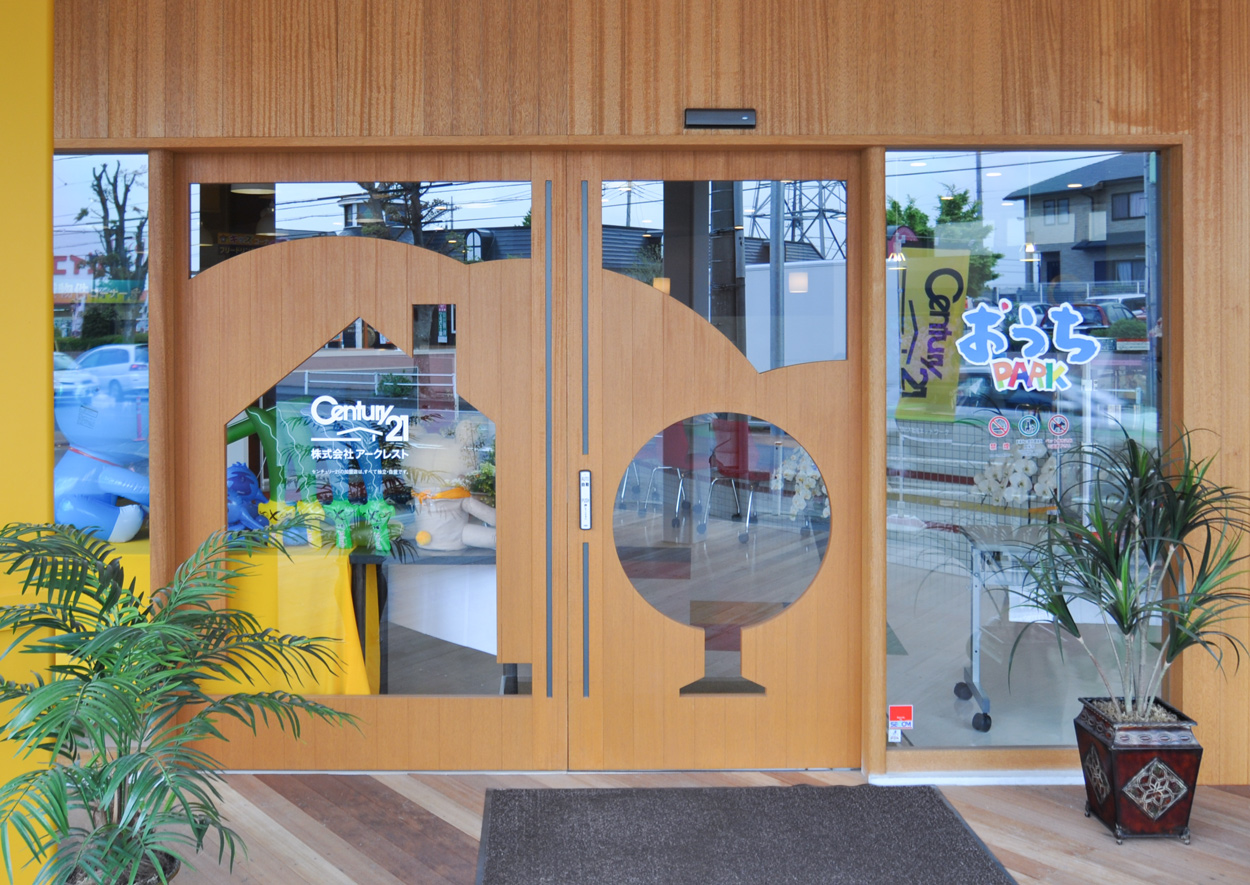 所沢市の不動産会社のショールームの木製エントランスドア