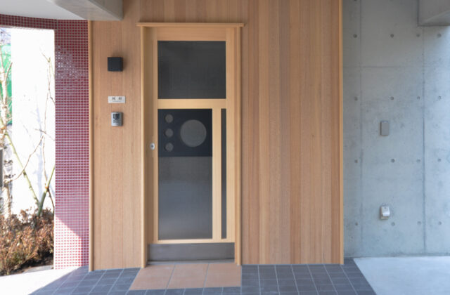 コンクリート打ち放しのモダンな住宅に木製の玄関ガラス引き戸（埼玉県川口市）の画像