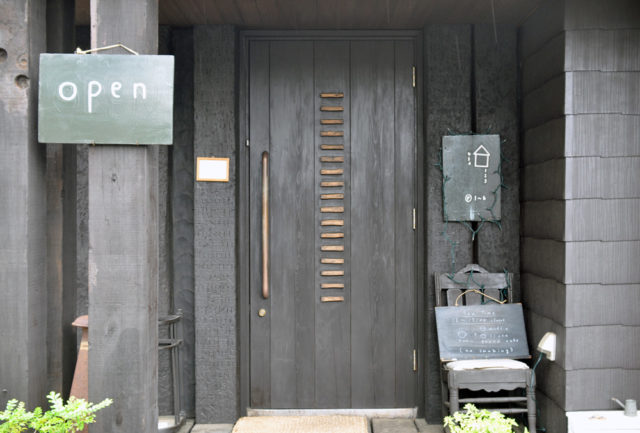 埼玉県川越の隠れ家カフェの木製エントランスドアの画像
