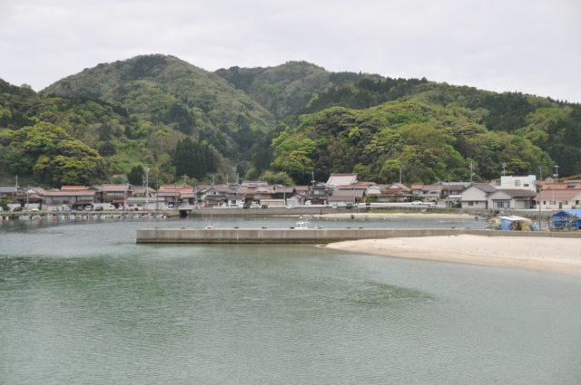 美保半島(島根県)の小さな漁村で堤防釣りの画像