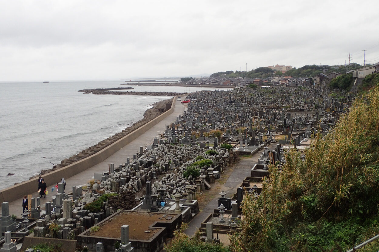 鳥取県東伯郡琴浦町の大規模な自然発生型の墓地 花見潟墓地（はなみがたぼち）
