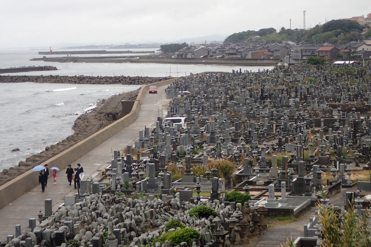 鳥取県東伯郡琴浦町の大規模な自然発生型の墓地 花見潟墓地（はなみがたぼち）