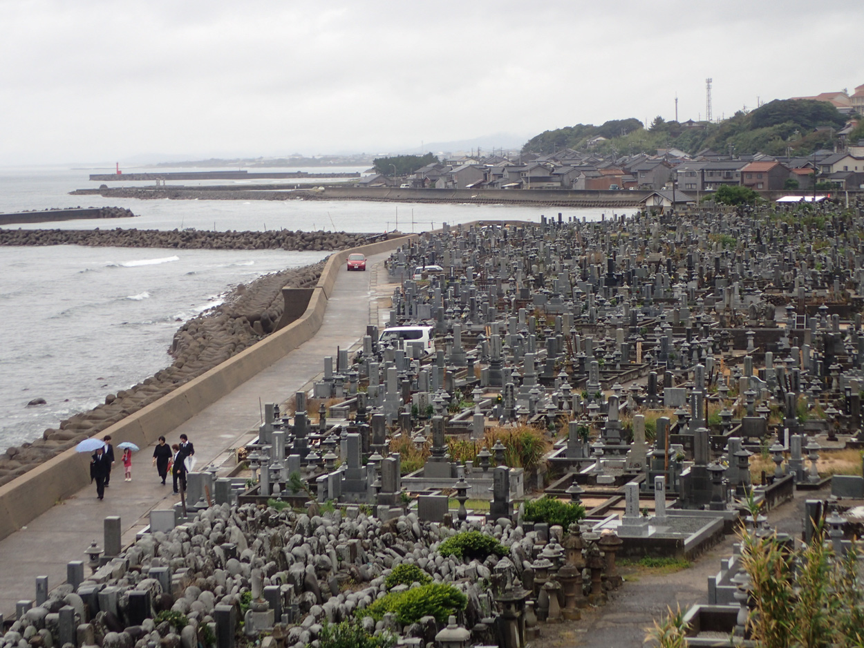 海岸に面した大規模な自然発生型の墓地 花見潟墓地 鳥取県東伯郡琴浦町 家づくり 建築デザイン 住宅設計は 設計事務所 独楽蔵 こまぐら