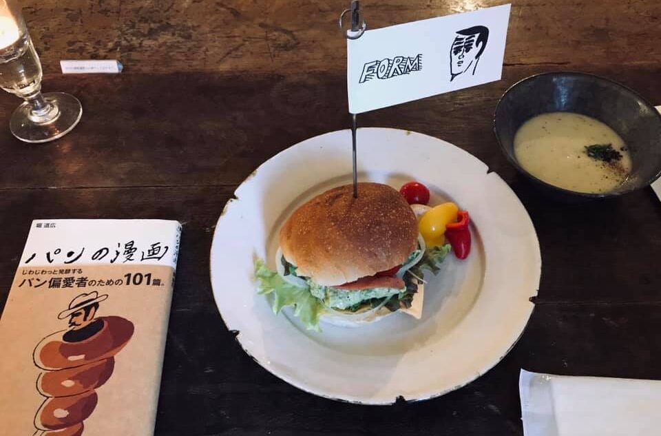 堀道広さんの展覧会のための特別なハンバーガー