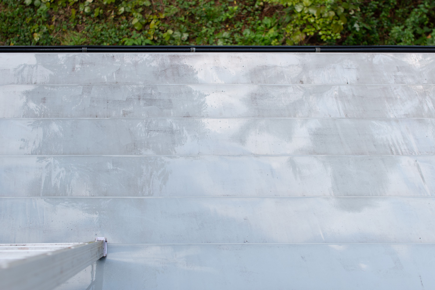 高圧洗浄で綺麗になったガルバニウム鋼板の屋根