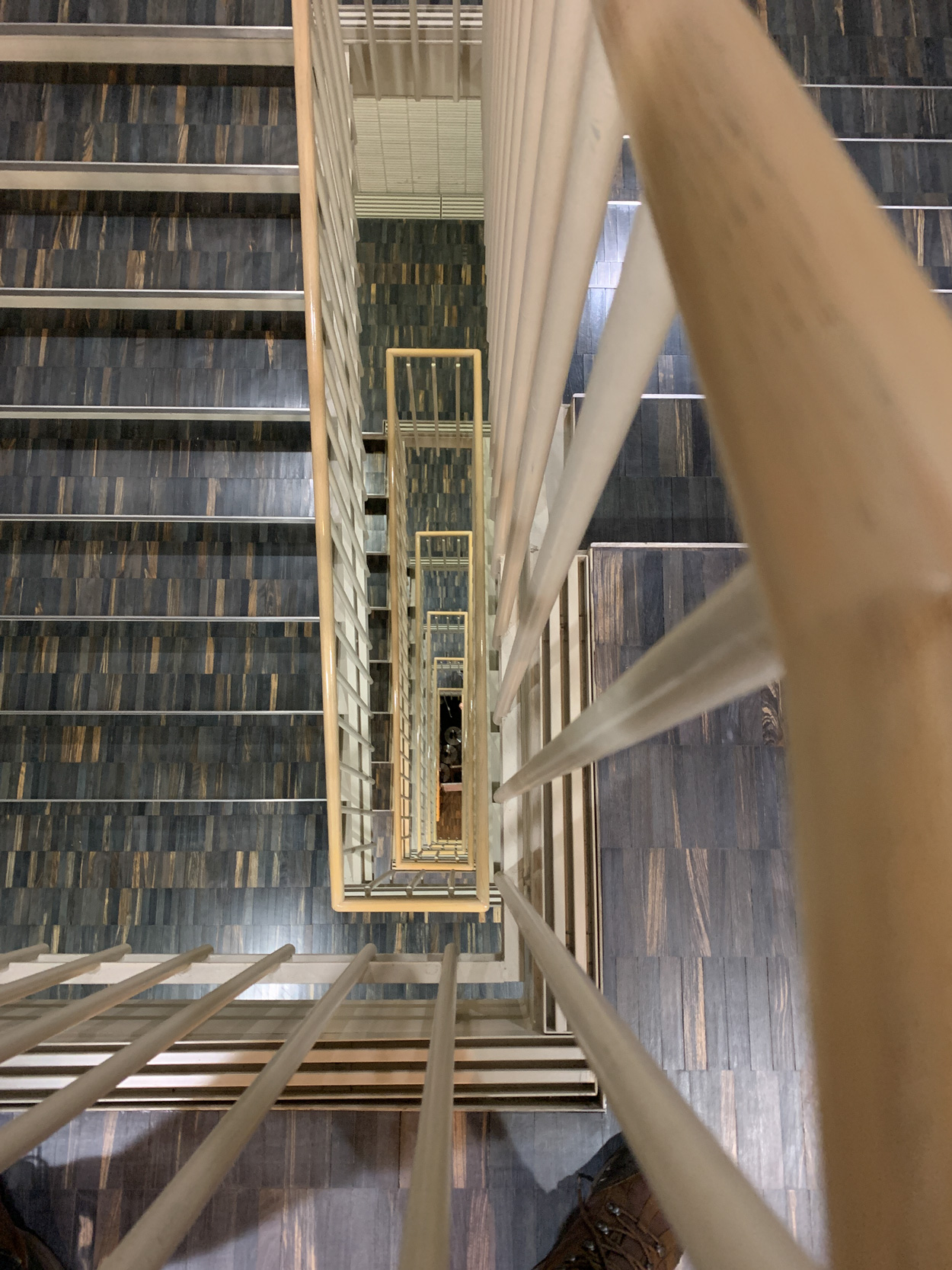 東京国立近代美術館の階段