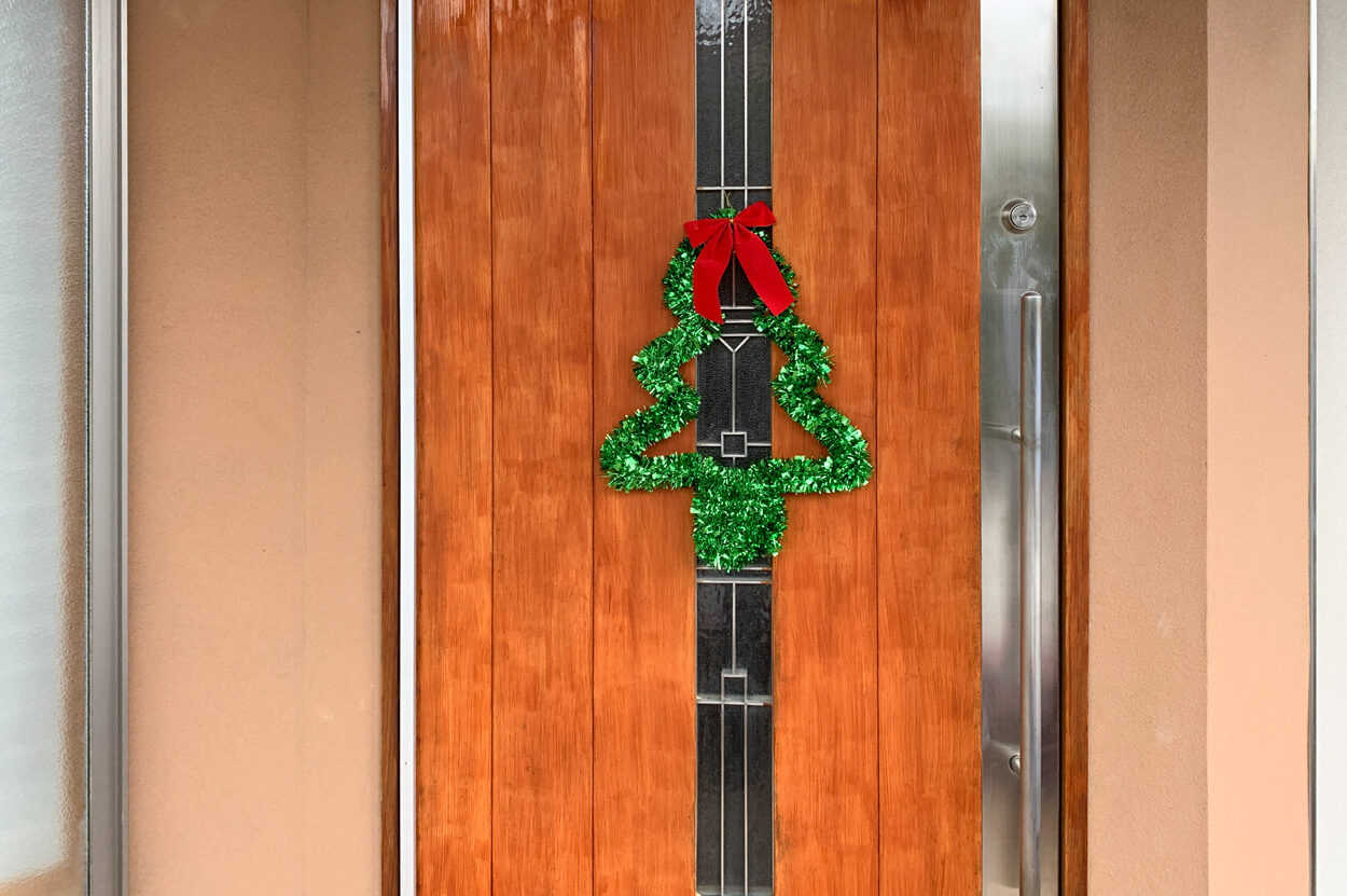 玄関扉のクリスマスの飾り付け