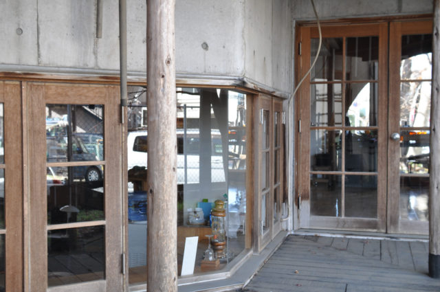 【アトリエの木製窓のガラス掃除 メンテナンス】埼玉の建築設計事務所の画像