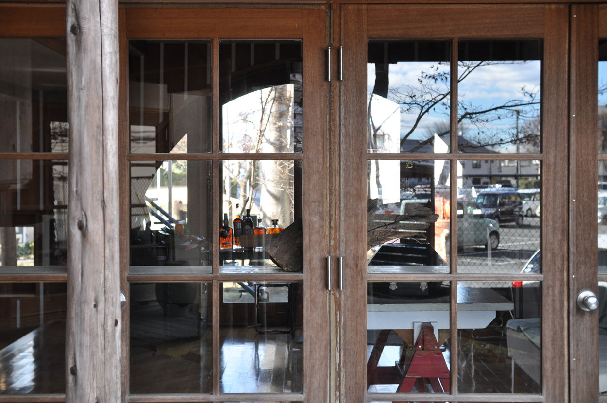 30年以上使用している、格子のあるガラス木製両開き扉