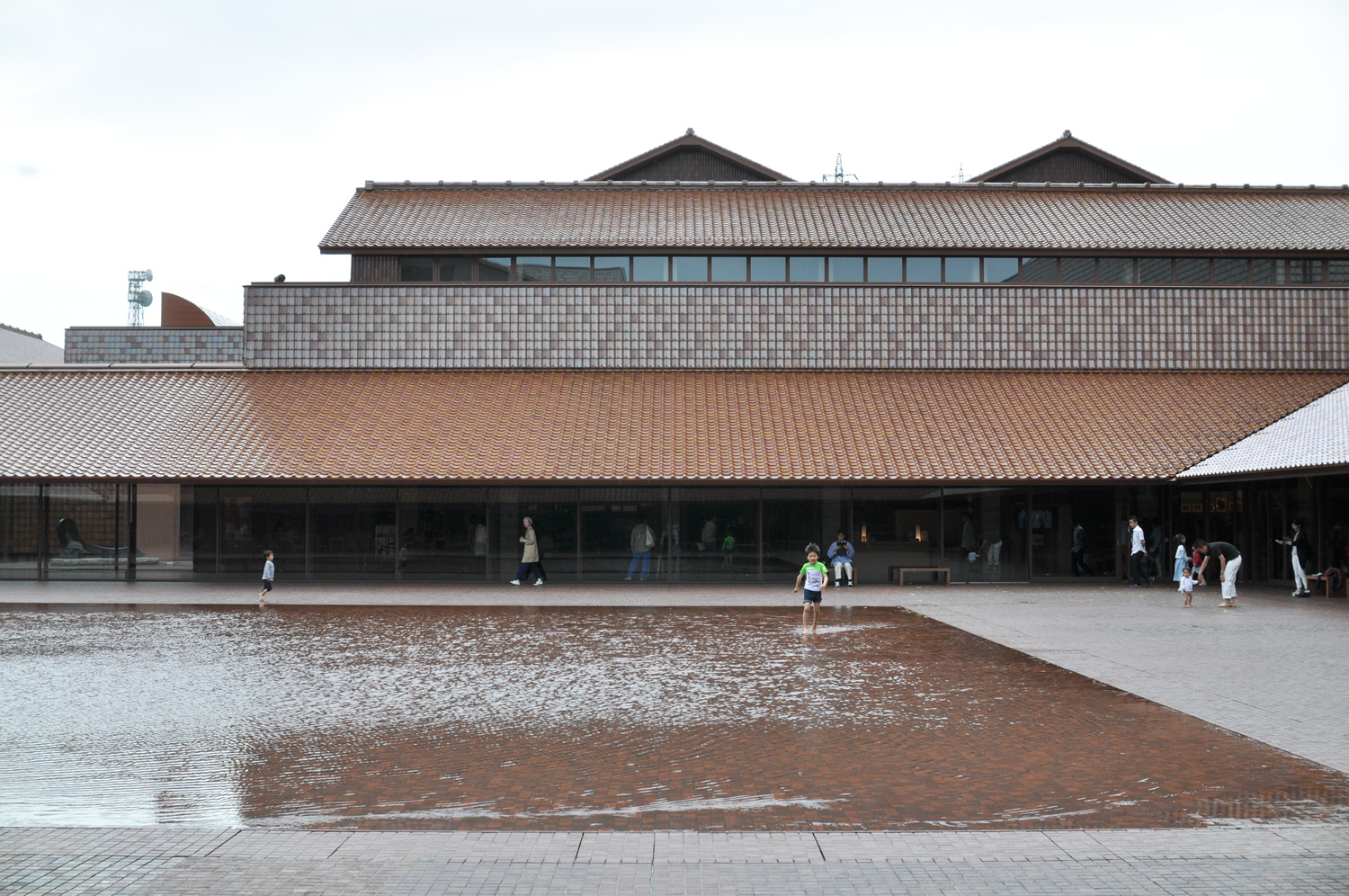 石州瓦で覆われた島根県芸術文化センター「グラントワ」