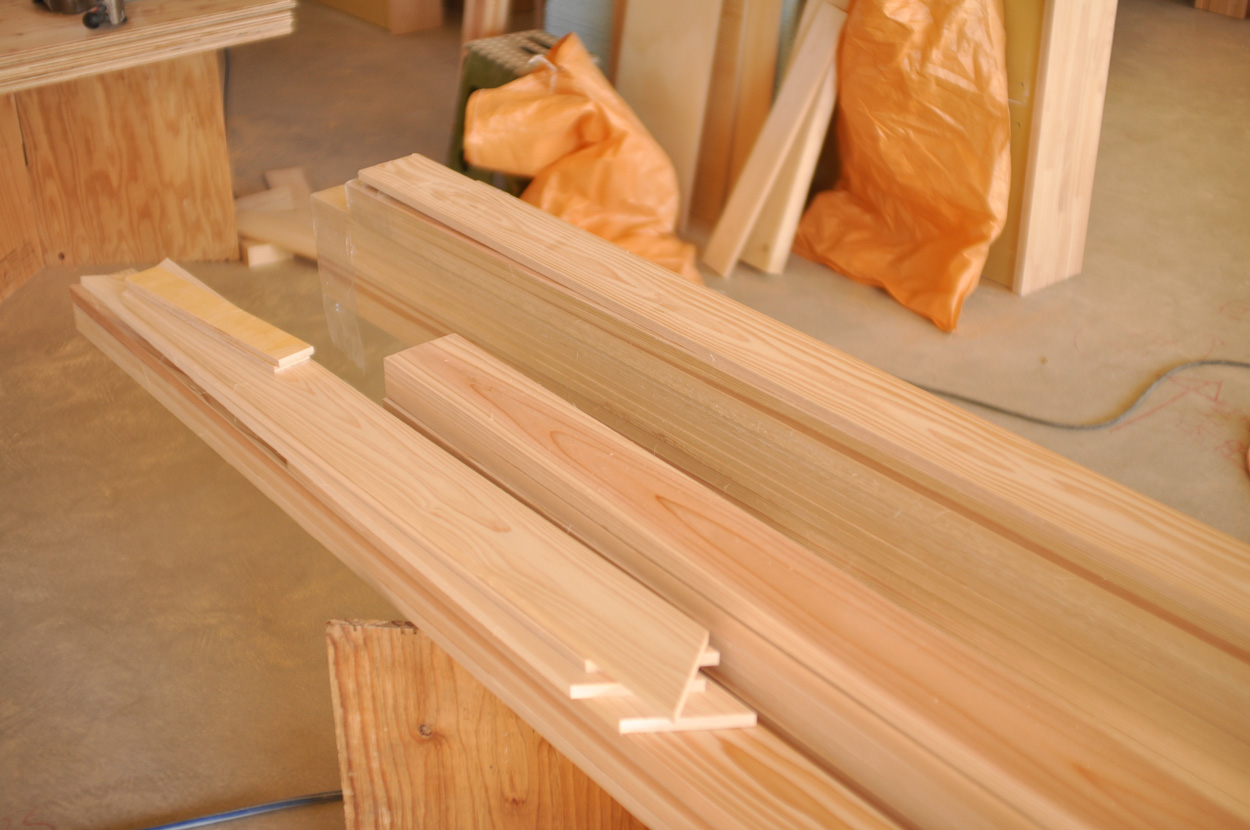 保育室の腰壁に張る杉板（無節の無垢材）西川材