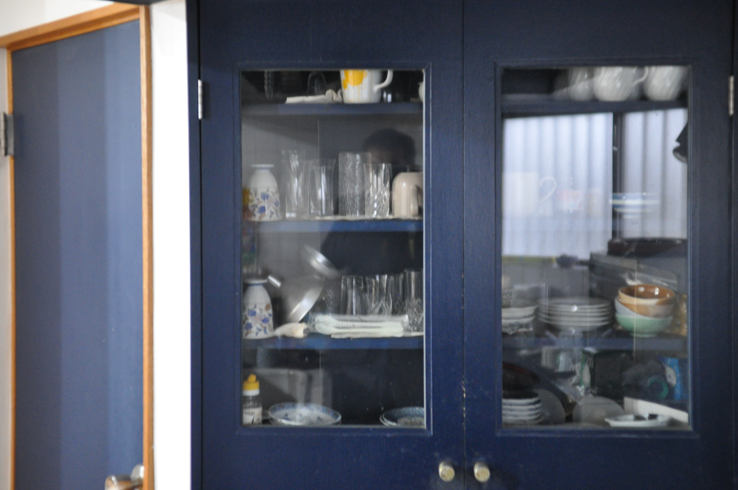 台所の造り付け食器棚。濃紺の塗装が綺麗です。