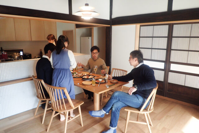【築100年の古民家：リノベーション後の家族の食卓】埼玉 設計事務所の『家づくり』の画像