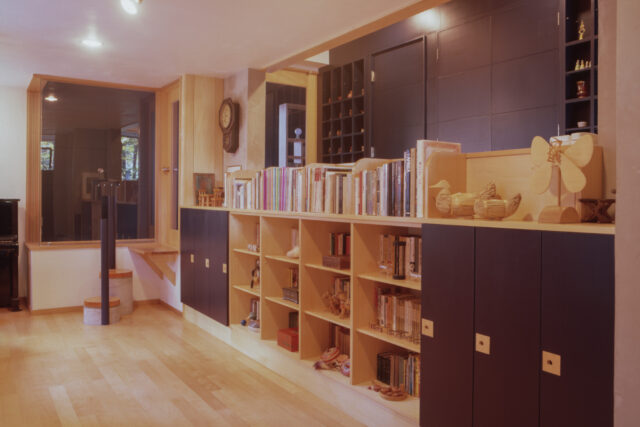 『35mmリバーサルフィルムとブローニーフィルム（6×4.5cm）』のフィルムスキャン　埼玉の設計事務所 過去の建築撮影写真の管理の画像