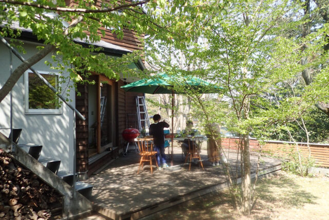 【家で過ごそう：庭（デッキテラス）でランチ】日高市の新築木造の家づくりの画像