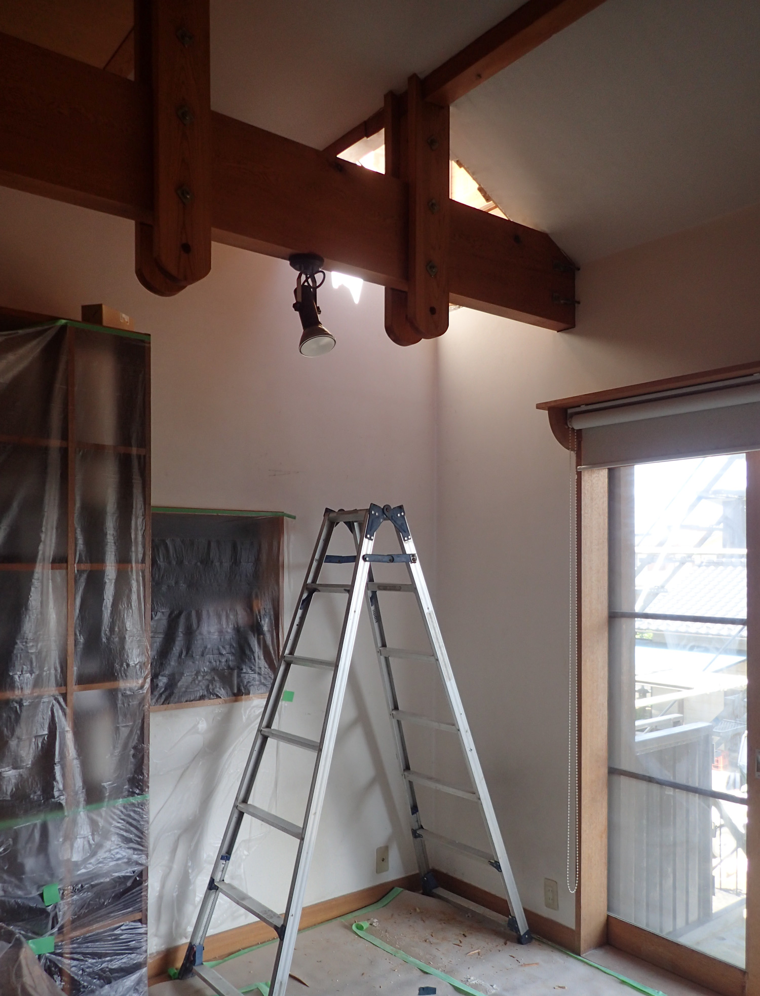 2階リビングの勾配天井に薪ストーブの煙突のための穴があきました