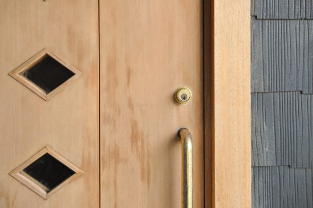 【完成から20年経過した玄関木製ドアを『アク洗い』してリペア】埼玉県日高市の新築木造住宅の画像