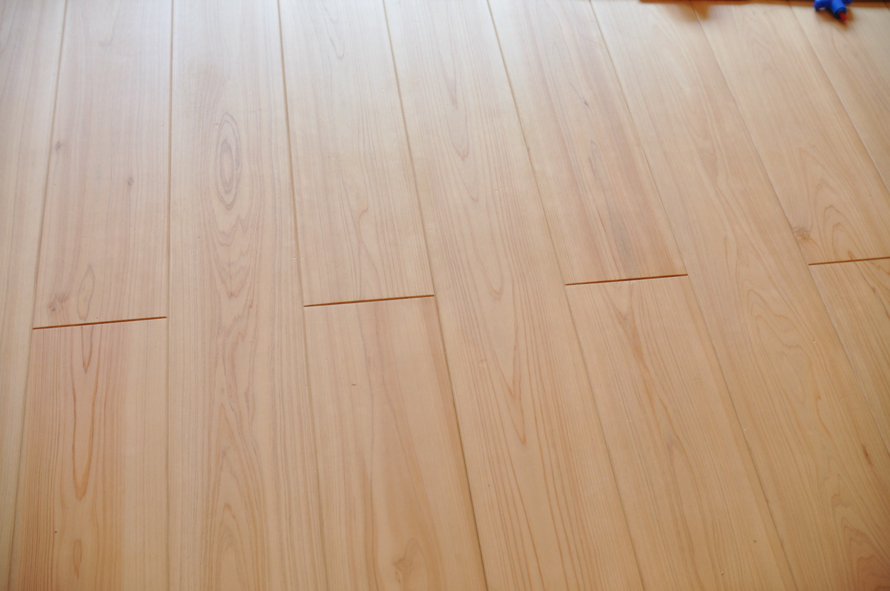 無垢材のヒノキ（無節）の床（完成から2年経過しています）
