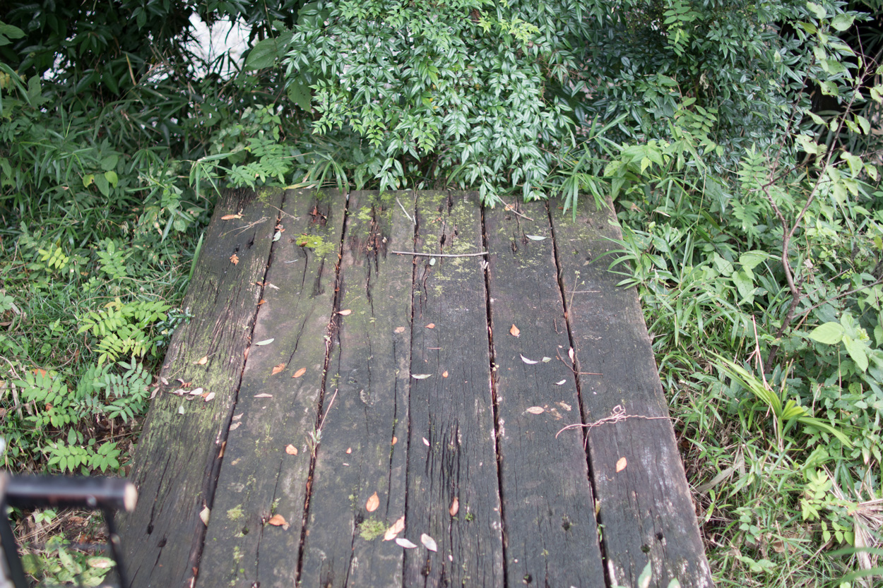 中古枕木（ユーカリ材）も苔や埃で真っ黒
