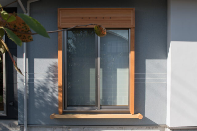 無機質なアルミサッシのシャッターボックスを木製（無垢材）の飾り枠で日本家屋に調和させるの画像