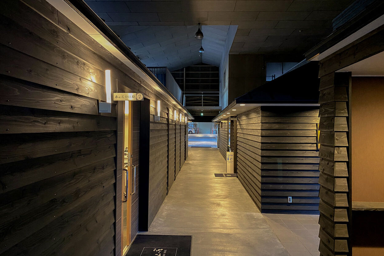 【建物内を貫く真っ直ぐな路】