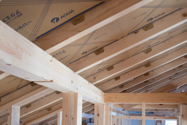 【飯能市の新築木造の家づくり】屋根面の「通気スペーサー」の画像