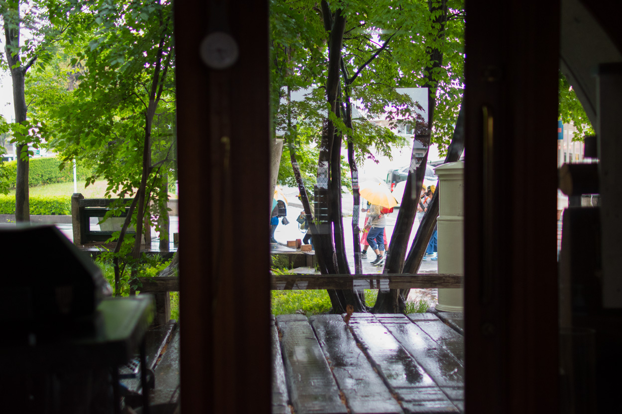 アトリエの窓から見える傘の風景