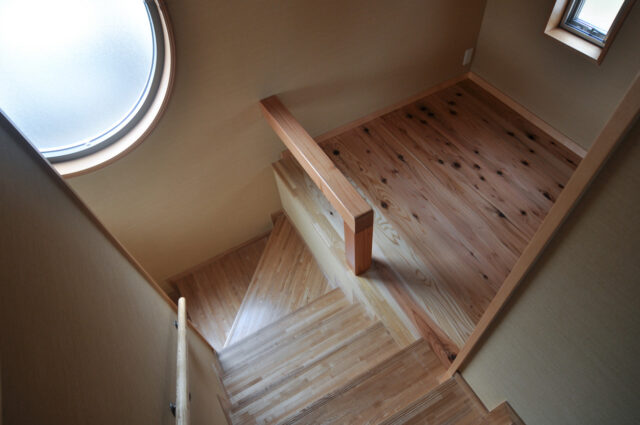 2階リビング 階段の踊り場の一角にフリースペース（設計事務所の家づくり）の画像