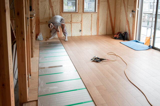 【設計事務所の新築木造住宅の現場】床暖房にハイブリッド給湯器「ECO ONE（エコワン）」を採用の画像